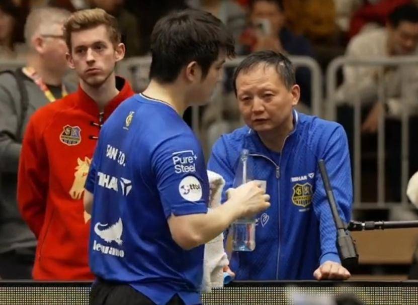 樊振东蛇年最后一战！德甲联赛赢1场输1场，单打逆转、双打惜败